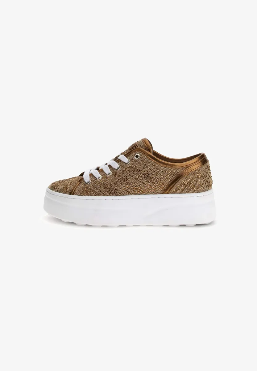 GUESS QUEENY – Sneakers PRINT LOGO TAUPE/BROWN