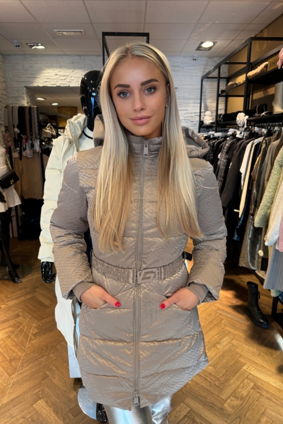 GUESS SELINE LOGO MID PUFFER TAUPE